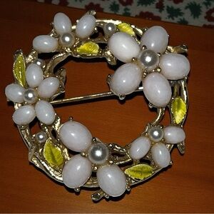 Arthur Pepper Signed Flower Wreath Pearl-Faux Pearl & Milk Glass Gold Tone Pin